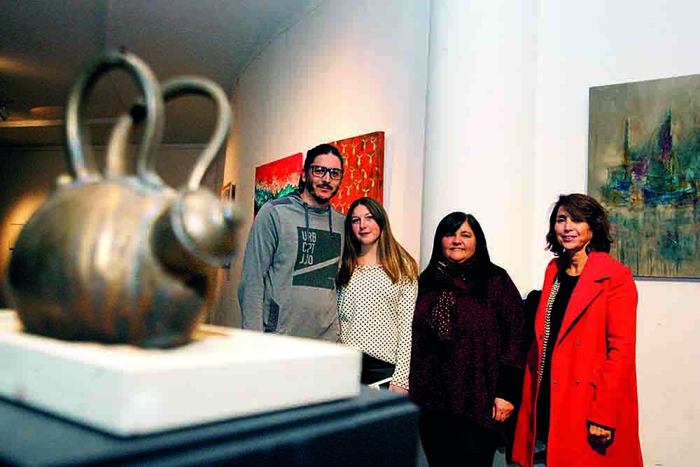 El artista Agustín Herrera, Martina Herrera, Verónica Anastasi y Blancas Seoane junto a la obra Aporia (alfarería ensamblada gres de alta temperatura).