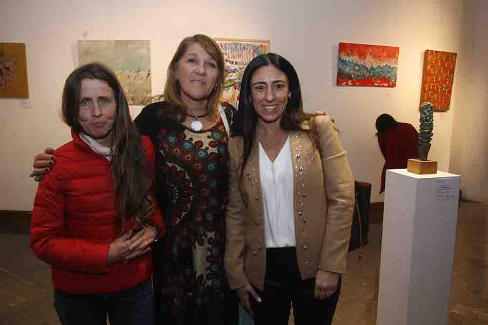 Mema Hanon, la artista Vivian Mayne, e Inés Verdaguer.