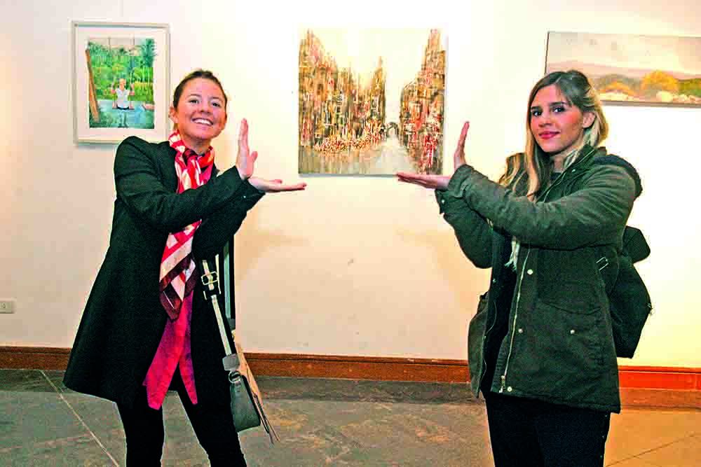 Obra sostenida. Julieta Almecija y Manuela Mocayar, en la obra Faustino, de la pintora Carmen Melu Lourenzo.