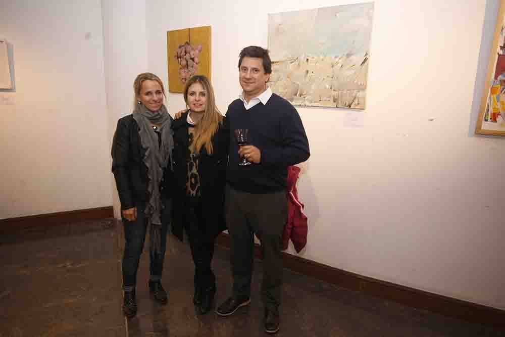 La artista Florencia Caron (en el centro) junto a Verónica Irigo y Luis Martinelli.