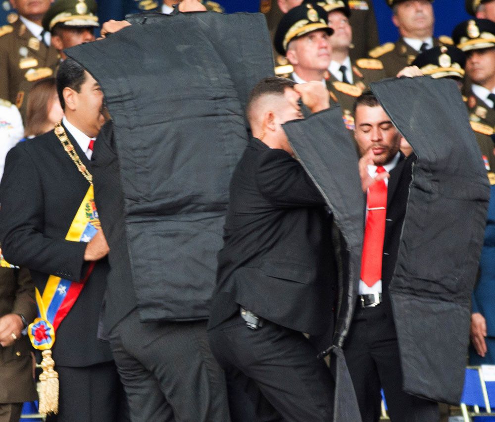 Explosión. El momento en que Nicolás Maduro es cubierto por su custodia.&nbsp;