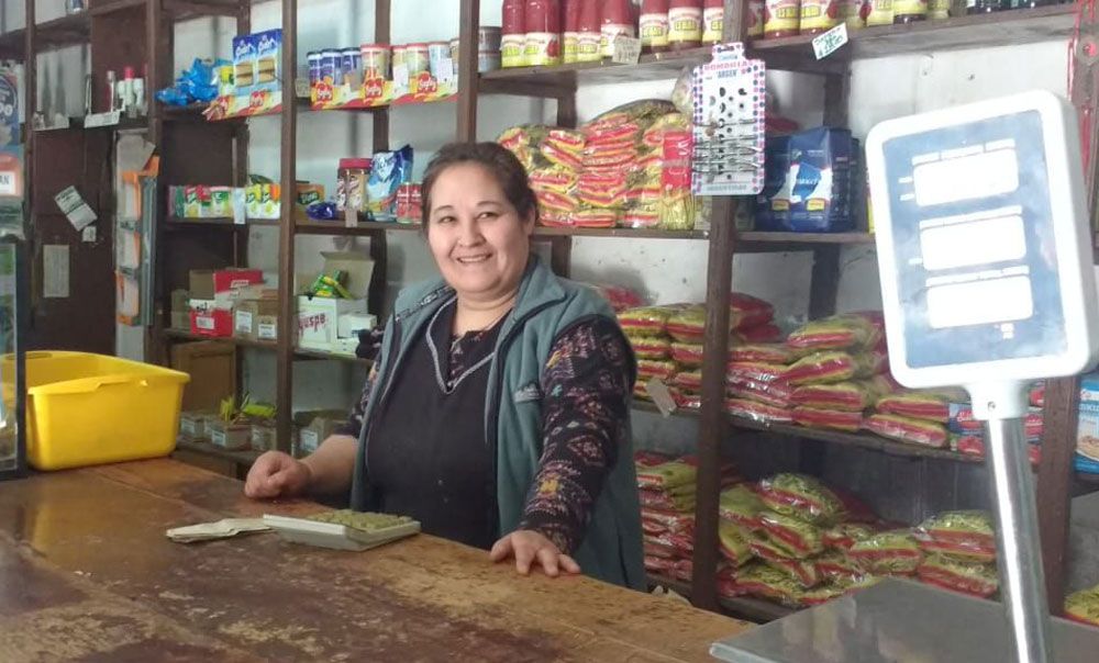 Iris Mariana, la encargada. El negocio donde los vecinos de Los Árboles encuentran desde hilos y botones hasta empanadas calentitas.