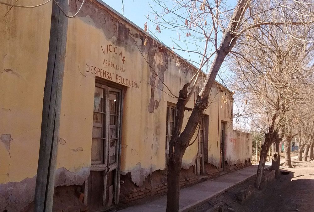 Esquina. Sobre el carril Albardón aun se sostiene el almacén del Turco.