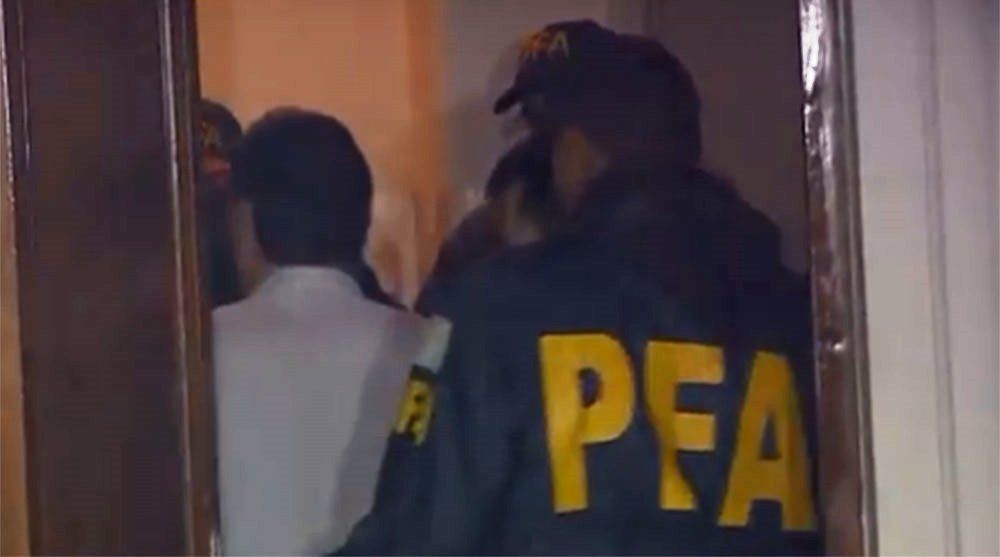 La Policía Federal Argentina ingresando al edificio donde vive la expresidenta. Captura de Pantalla.