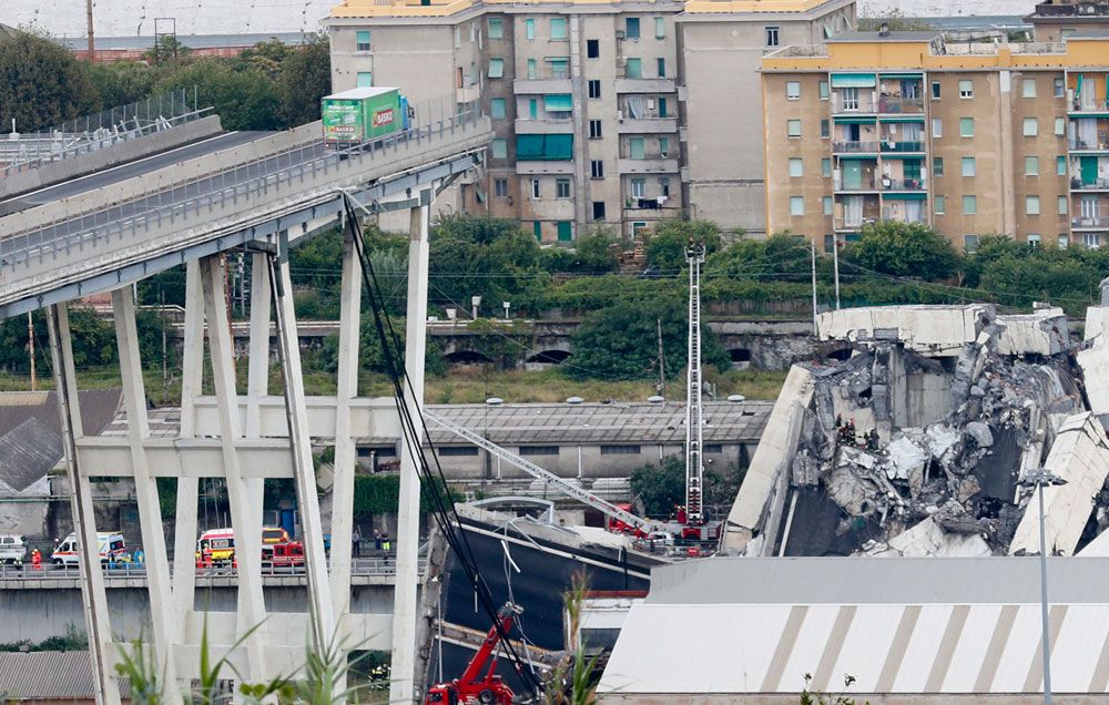 Escena. Este conductor salvó su vida de milagro. Segundos antes, tres camioneros se desplomaron y fallecieron. Foto: AP.