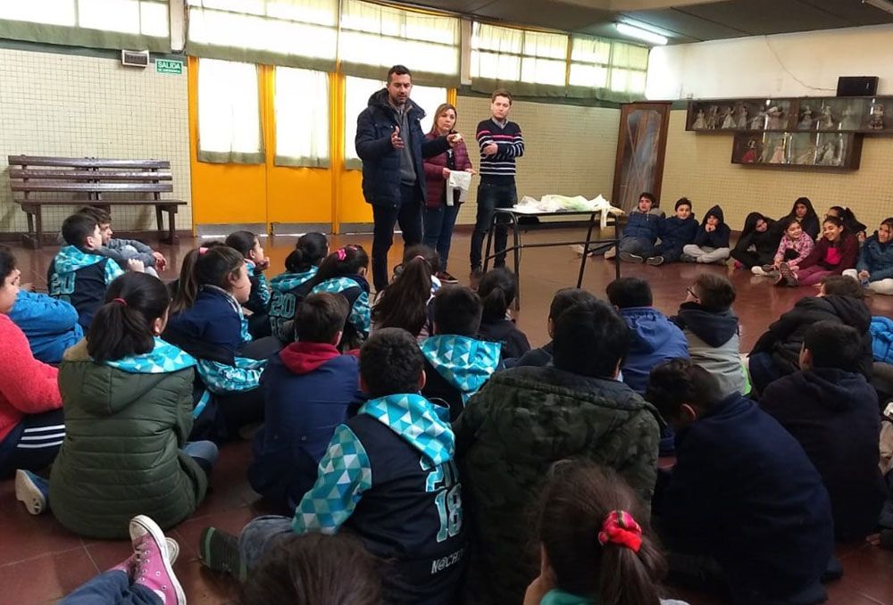 En campaña. La Secretaría de Ambiente se presentó en la escuela Misiones para concientizar a los alumnos sobre la necesidad de distinguir los residuos. Foto: Gentileza Prensa Municipalidad de Godoy Cruz.&nbsp;