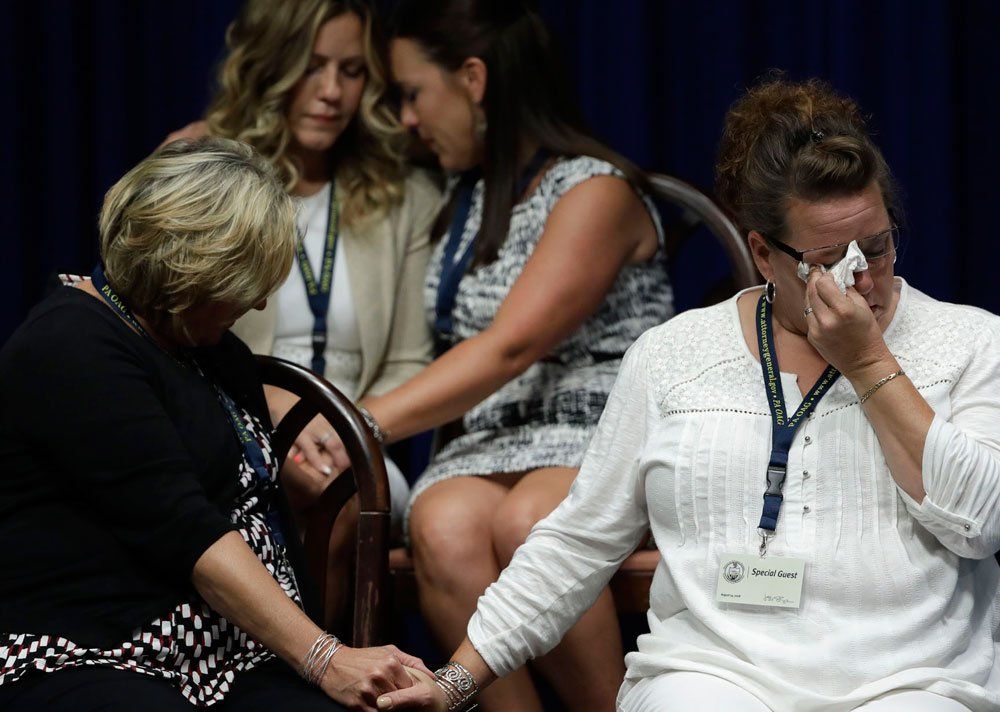 Dolor. Víctimas y familiares escuchan el informe sobre abusos de menores. Foto: AP.