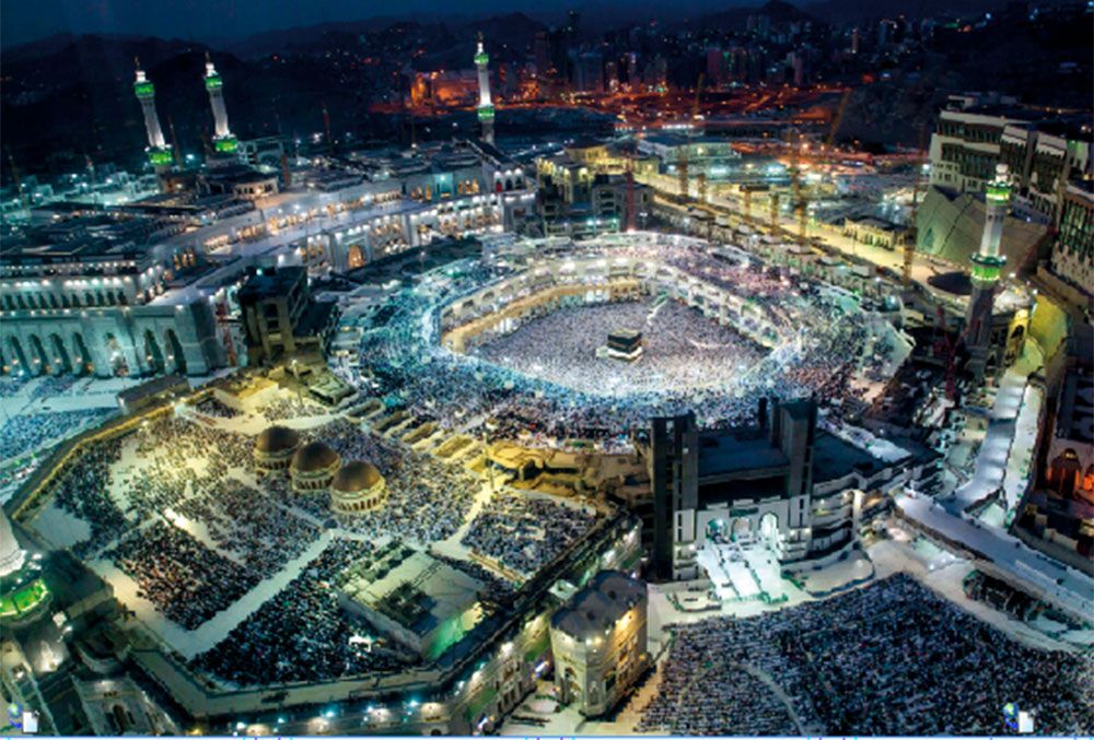 Lugar santo. Numerosos fieles se acercan a la Kaaba, una construcción en forma de cubo en medio de la Gran Mezquita de La Meca.
