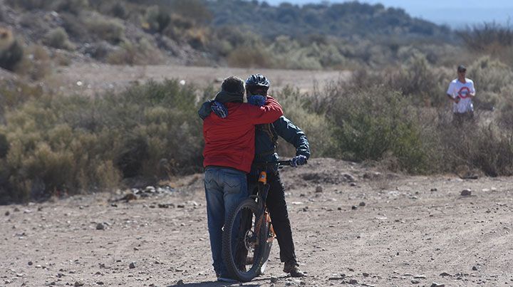 Uno de los ciclistas compañeros de la víctima se abraza con un familiar que lo estaba esperando. Foto: Maximiliano Ríos / Diario UNO