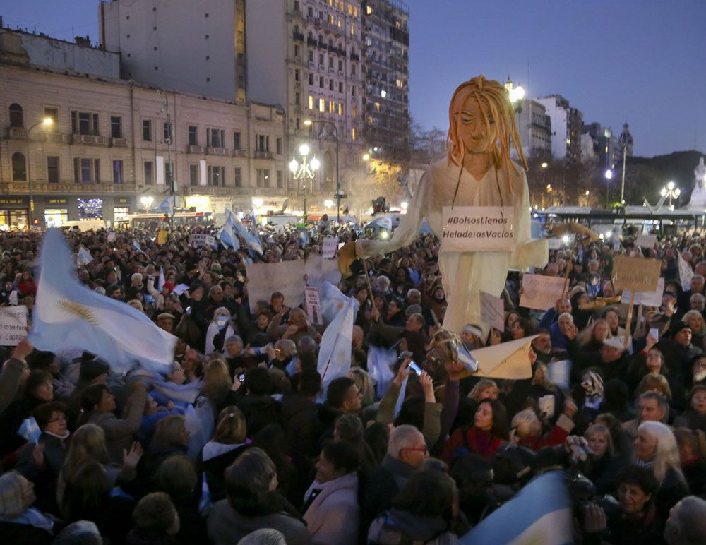 La Diosa de la Justicia. El muñeco gigante sobresalió entre la multitud. Foto: NA.