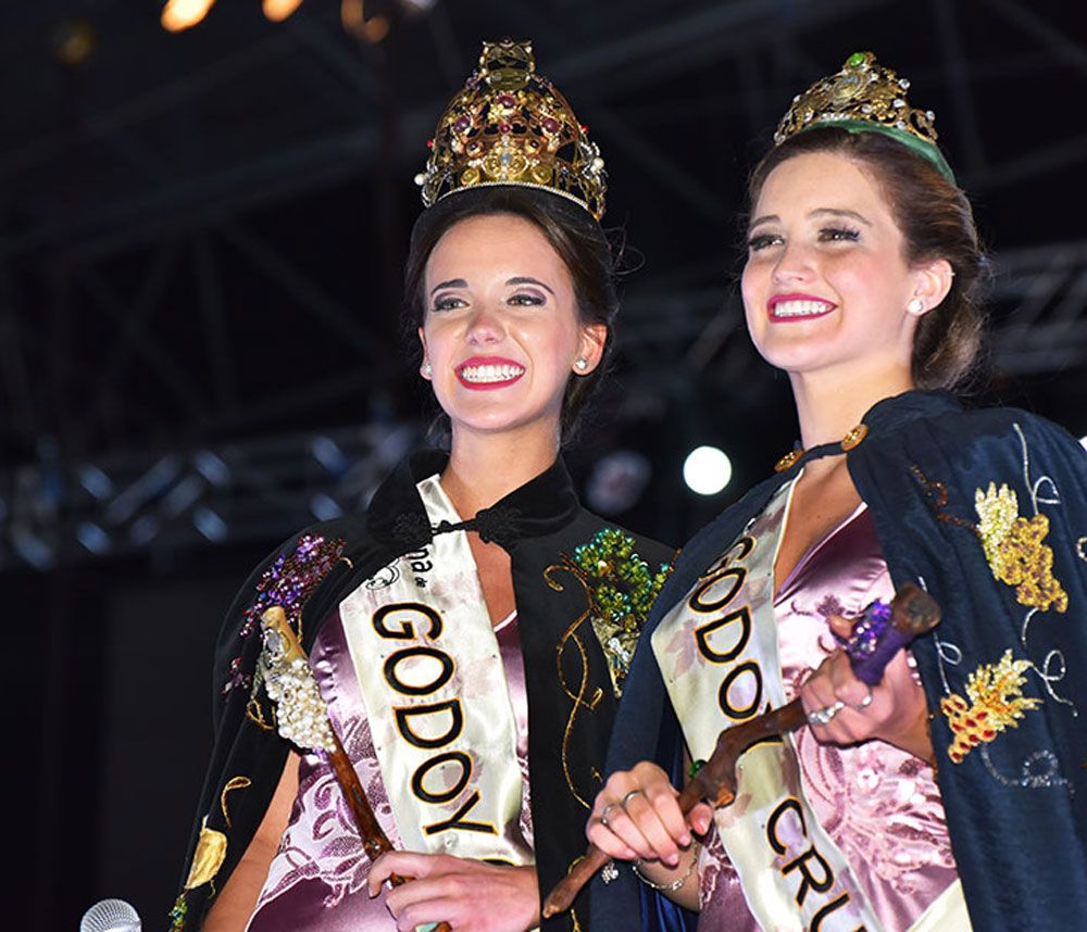 Agostina Sosa, reina de Godoy Cruz 2018 y su antecesora. Foto: Gentileza Prensa Municipalidad de Godoy Cruz.&nbsp;