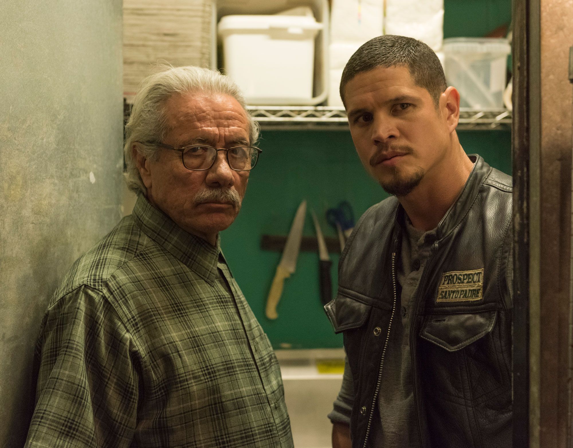 James Olmos interpreta a Felipe Reyes y JD Pardo a EZ Reyes en Mayans. Foto: AP.