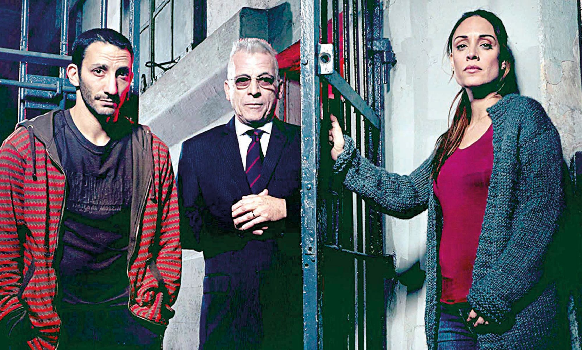 El marginal I. Gerardo Romano junto con Juan Minujín y Martina Guzmán.
