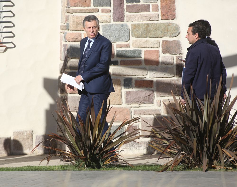 Un descanso. Cuando los ministros atendieron a la prensa, el presidente Macri salió a recorrer el hotel Potrerillos. Foto: Nicolás Galuya / Diario UNO.&nbsp;
