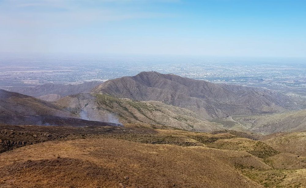 Todavía quedan focos de incendio en el cerro El Gateado.