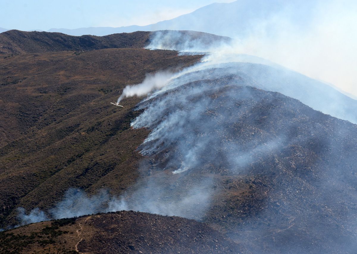 En acción. Uno de los aviones hidrantes descarga abundante agua sobre los sectores donde se produjeron los incendios. Foto: Gentileza Prensa Gobierno de Mendoza.&nbsp;