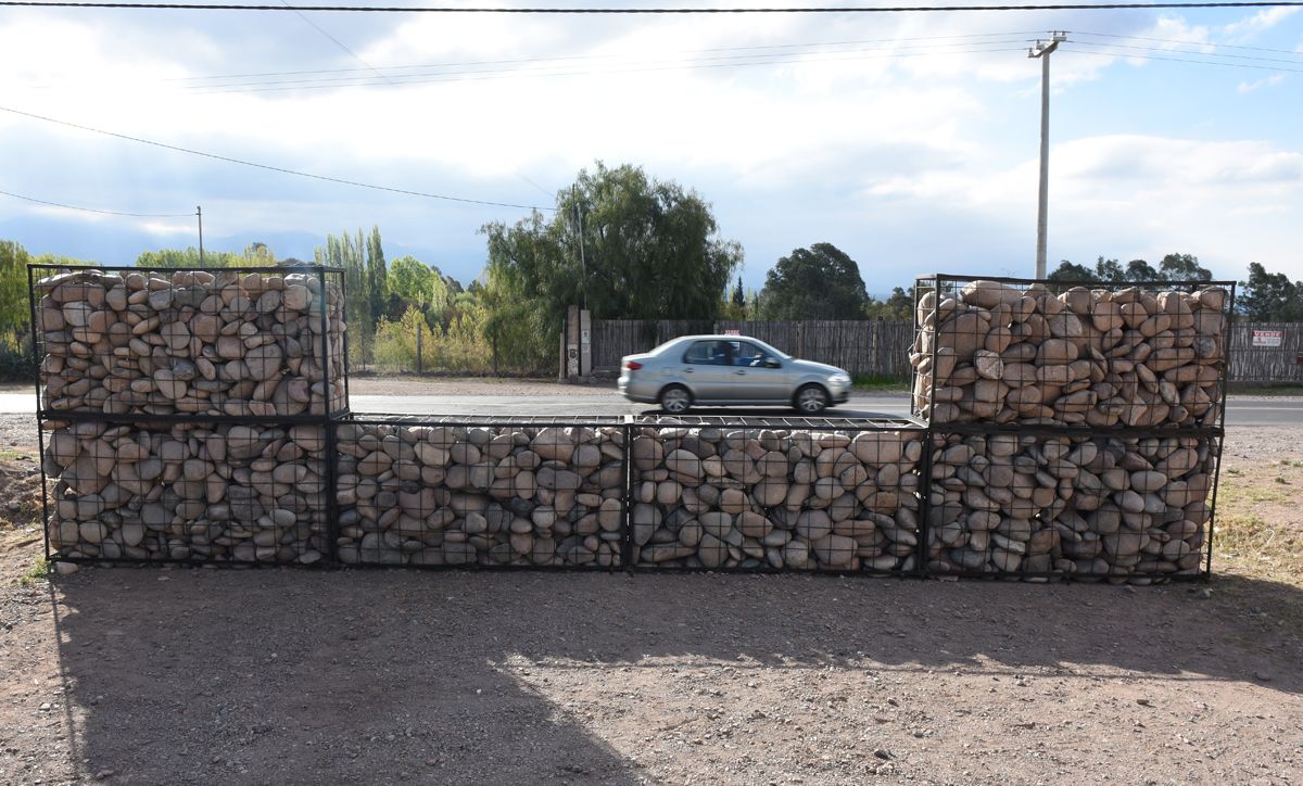 Bloques. Este el cierre parcial que tienen las calles en la zona de los boliches de Chacras. Foto: Horacio Altamirano / Diario UNO.&nbsp;