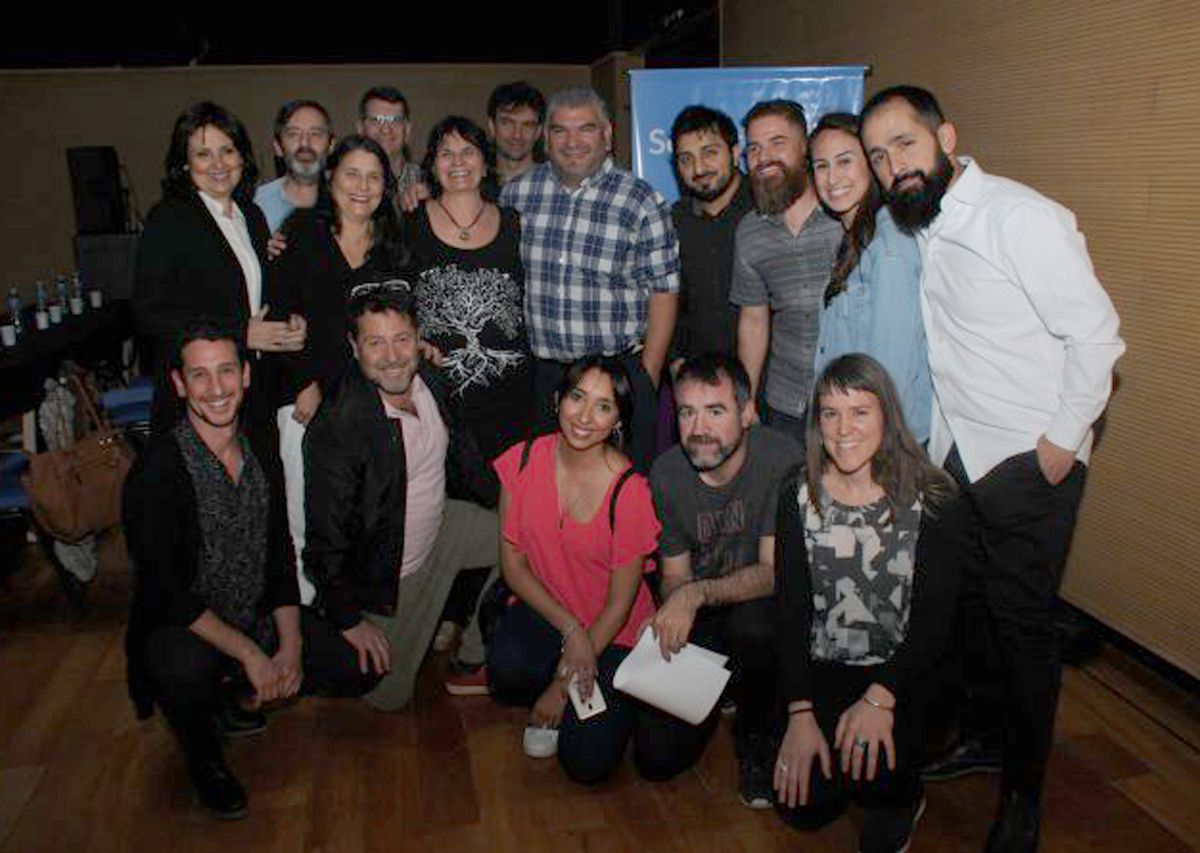 Equipo. En el centro, Alicia Casares y Diego Gareca, durante el anuncio del guión ganador.