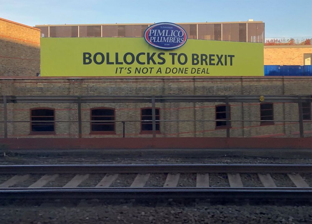 Uno de los carteles que puso el empresario que no está de acuerdo con el Brexit.&nbsp;