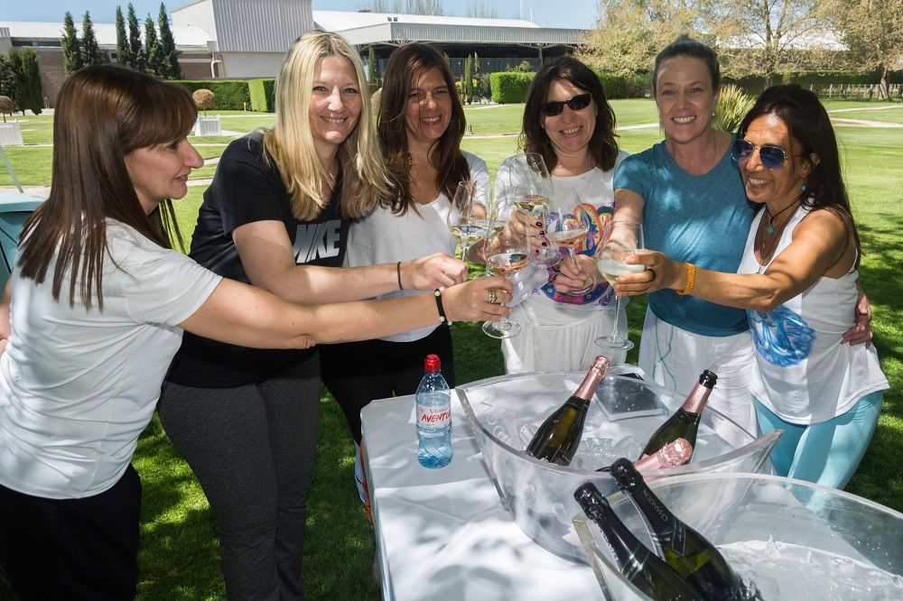 Graciela Granados, Lorena Cépparo, Marisol Biaggi, Cecilia Naciff, Alejandra Navarría y Claudina Teruel en un brindis emocionante.