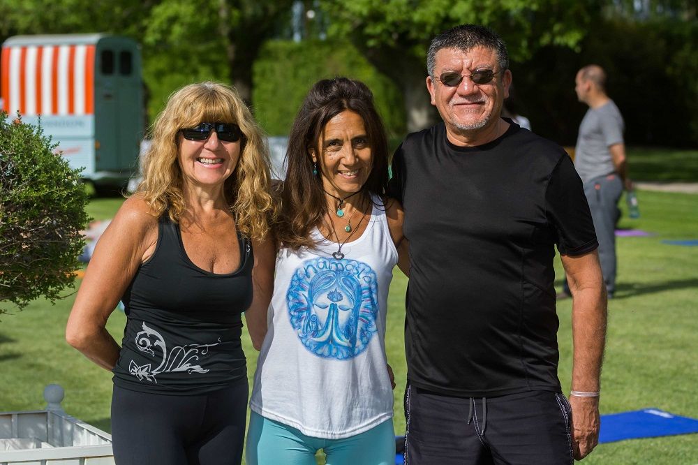 La profesora Claudina Terual (al centro) junto a Claudia y Juan Montaña.