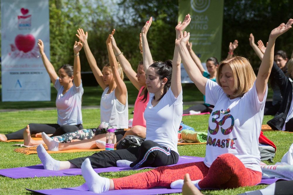 Las personas realizaron las posturas de yoga en la más completa concentración.