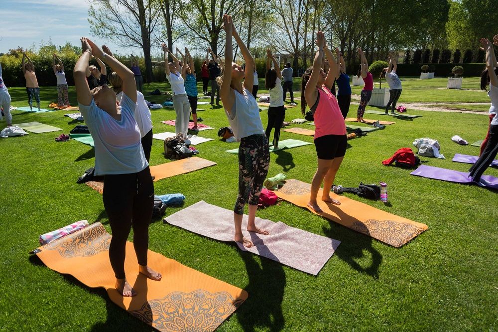 Elevar los brazos y crecer con la columna, una de las asanas logradas por los asistentes.