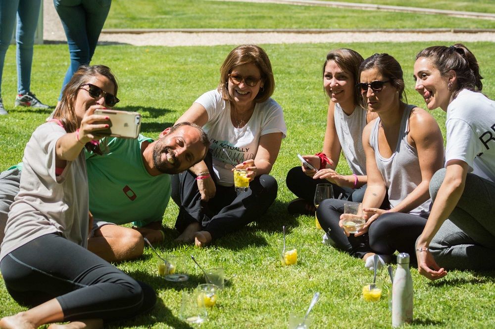 Los asistentes se tomaron selfies durante el momento del descanso y el brindis.