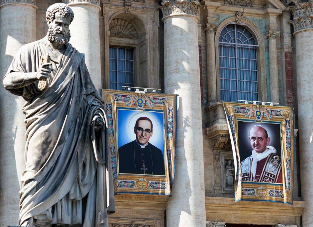En la Plaza San Pedro. De los balcones cuelgan las imágenes de Óscar Romero y Pablo VI.