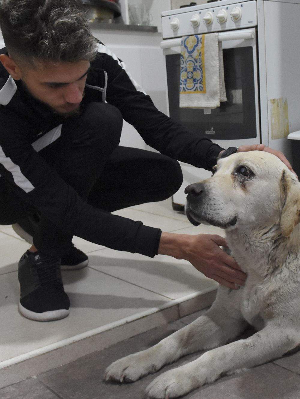 Final feliz. Andrés Fernández (23) junto a su mascota que sólo puede ver de un ojo. Foto: Horacio Altamirano / Diario UNO.&nbsp;
