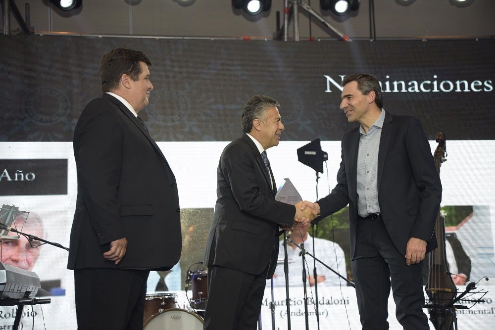 El presidente de AEM, Gustavo Kretschmar y el gobernador Alfredo Cornejo entregan el premio al ejecutivo del año, Luis Robbio ( fundador de Belatrix). Lo recibe su hijo Federico Boggio.