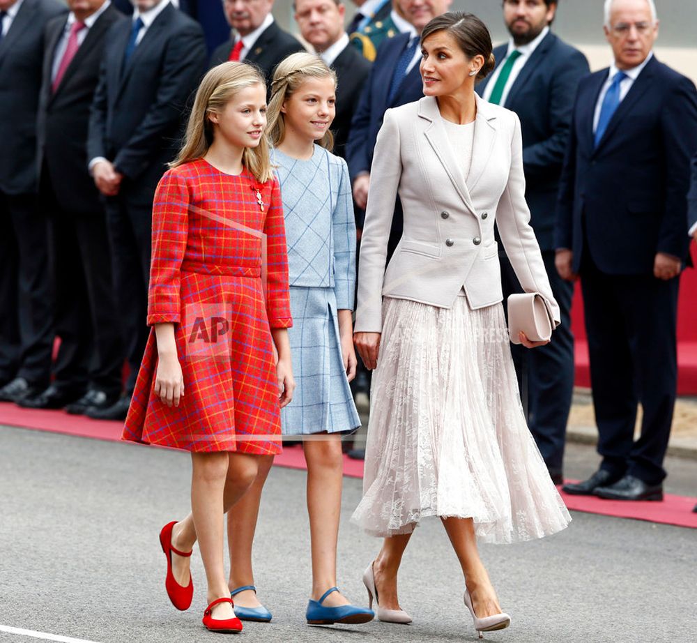 La reina de España Letizia, con Leonor y Sofia. Foto: AP.