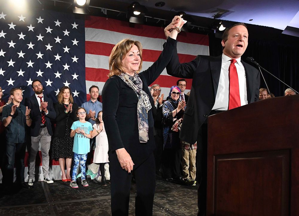 Dianne Primavera y Jared Polis. Foto: AP.