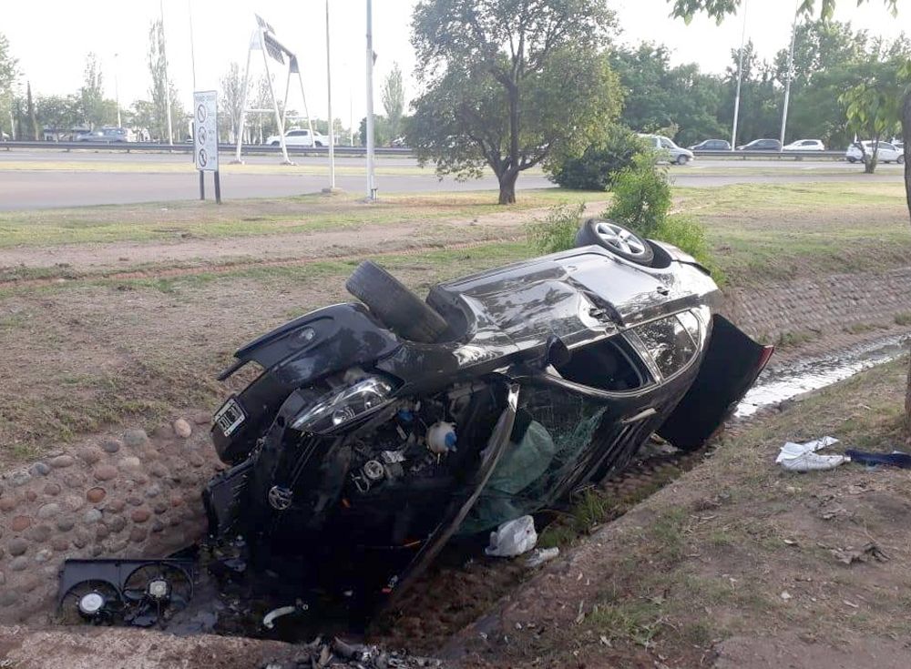 Vuelco en el Acceso Este. Foto: Gentileza Radio Nihuil.&nbsp;