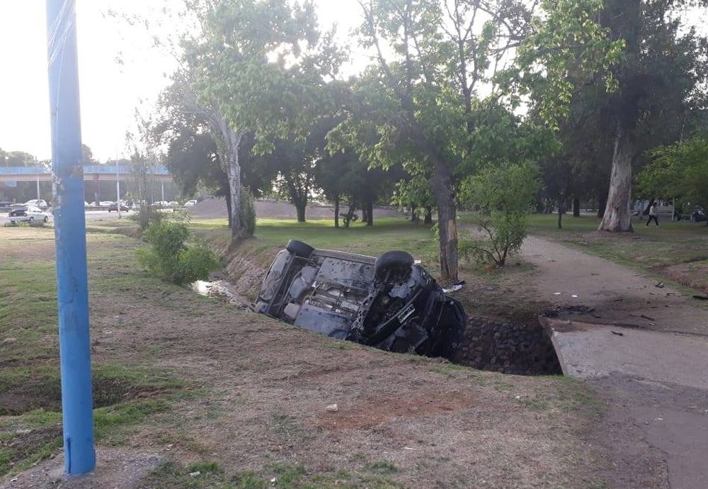 Vuelco en el Acceso Este. Foto: Gentileza Radio Nihuil.&nbsp;