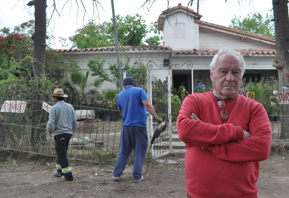 Enojado. Hugo Francisconi se queja mientras expropian su vivero. Foto: Luis Amieva / Diario UNO. Enojado. Hugo Francisconi se queja mientras expropian su vivero. Foto: Luis Amieva / Diario UNO.