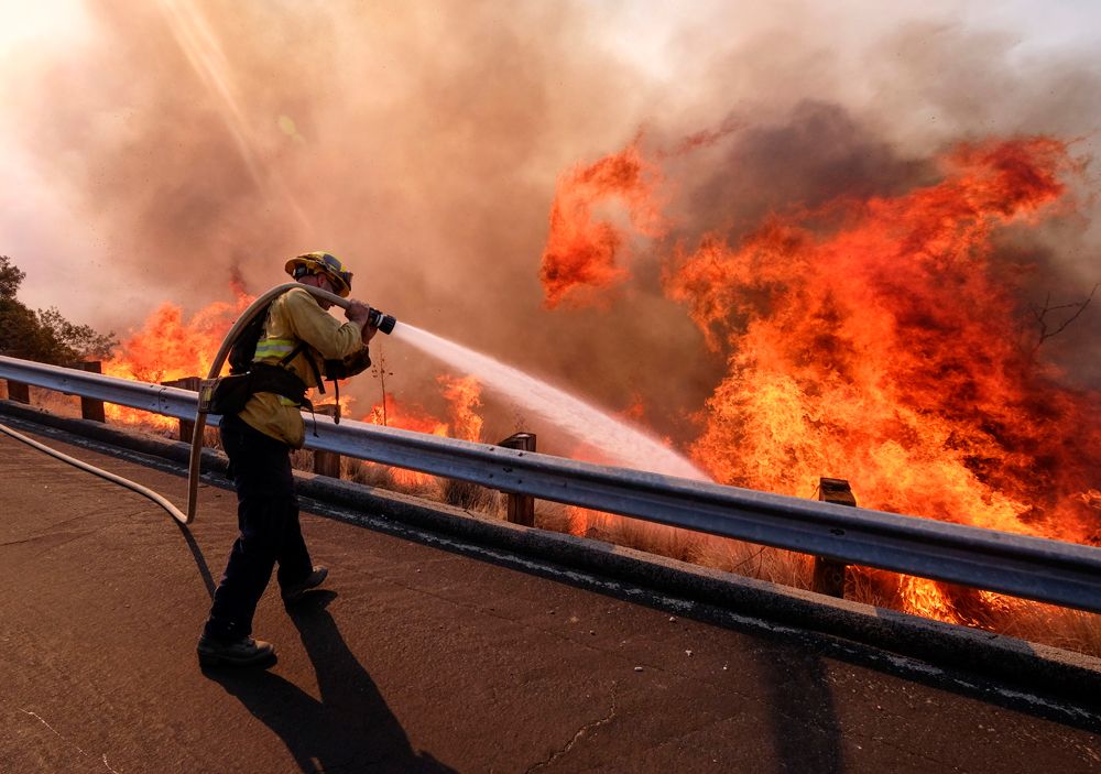 Pérdidas. Todo apunta a que el fuego seguirá unos días más. Foto: AP.