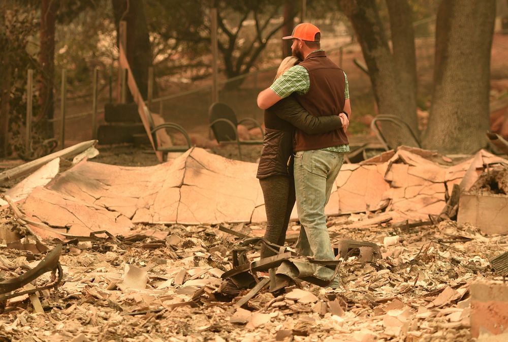 Desolador. Una pareja observa con pesar cómo quedó el lugar en el que vivían en California. Foto: AFP vía NA.&nbsp;