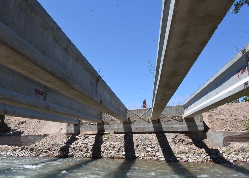 El puente. Cruza el canal Cacique Guaymallén. Esperan terminar de colocar las vigas antes de que finalice este mes. Foto: Horacio Altamirano / Diario UNO.&nbsp;
