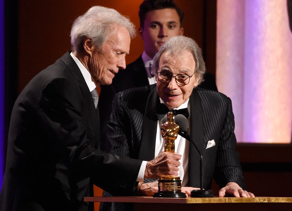 Clint Eastwood le entrega el Oscar honorífico al argentino Lalo Schifrin. Foto: AP.