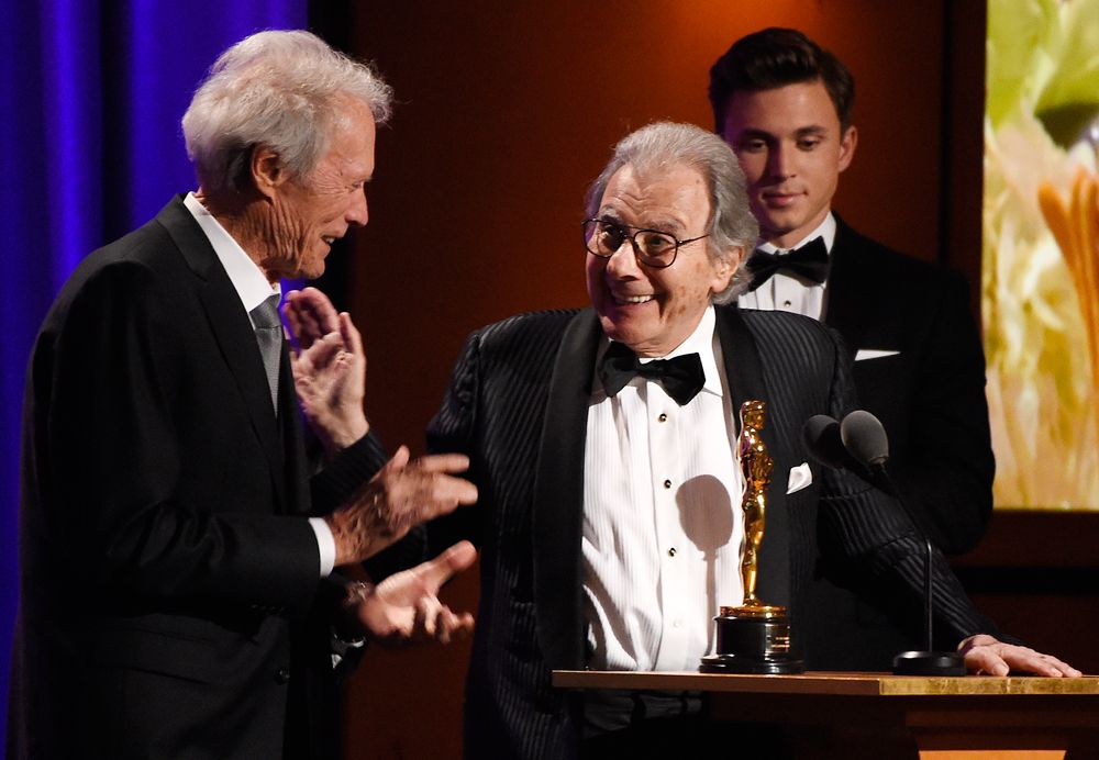 Clint Eastwood aplaude al argentino&nbsp;Lalo Schifrin. Foto: AP.