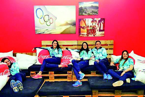 Disfrutando de la villa olímpica con sus compañeras de La Garra.