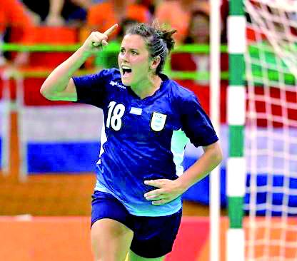 Festejo de gol en el debut ante Holanda. Maca hizo un gran torneo.