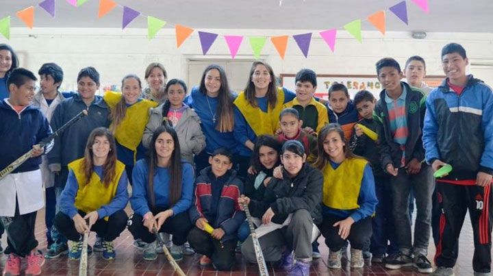 Todos juntos. Los chicos confeccionaron una bandera que será portada por Las Águilas en el Mundial.