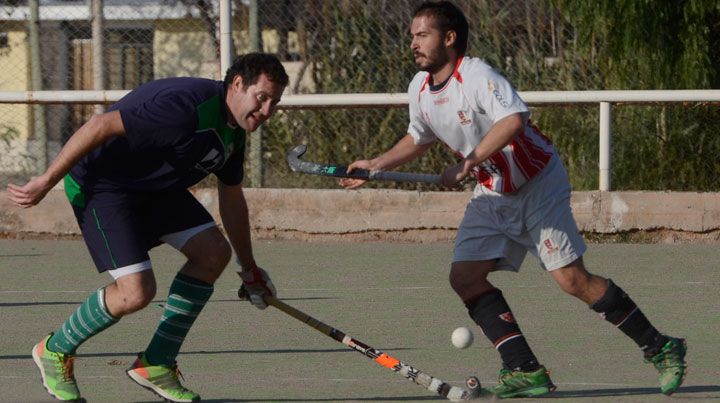 Con todo. Iván Carmona de la U, ante la marca de José Aguilera, de Obras.