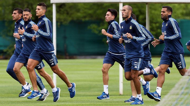 Corre la Albiceleste.   Guzmán, Demichelis y  Lamela encabezan el trote de la Selección. Fotobaires.