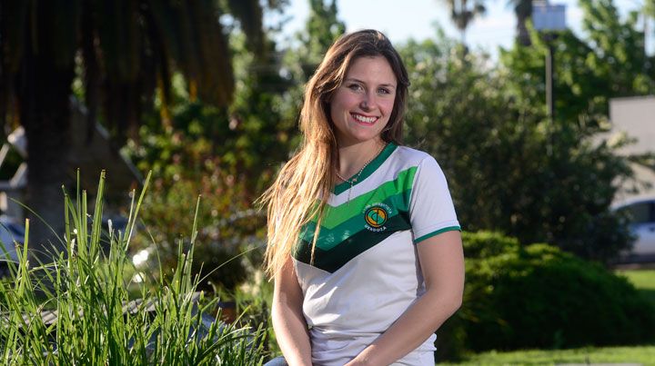 Sonriente. Luciana Goyeneche vistiendo la camiseta de sus amores, la de Cementista. (UNO - Maximiliano Ríos).