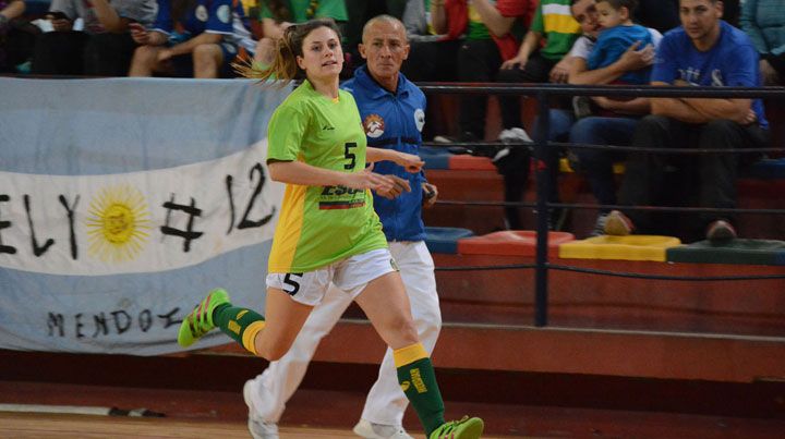 El deporte es una de sus virtudes. Juega al fútbol de salón en Cementista.
