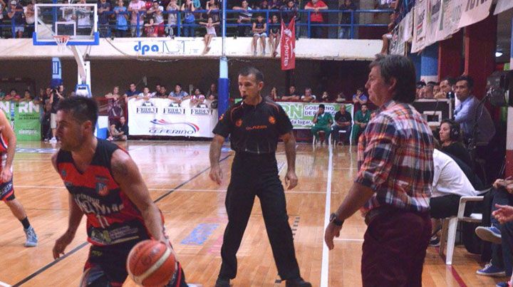 En el piso de parquet. Dirigiendo en la Liga Nacional.
