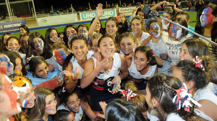 Desborde de alegría. Las jugadoras de Marista rodeadas por decenas chicas festejando. (UNO - Luis Amieva).